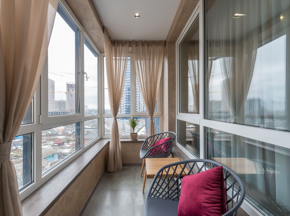 Katlanır cam balkon sistemi — paneller köşede toplanmış